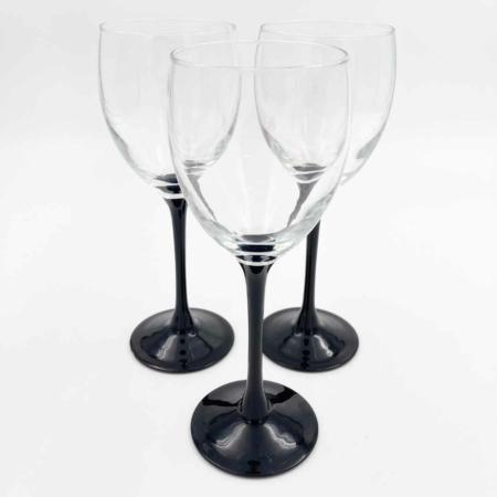 Luminarc-wijnglas-zwarte-voet-warenhuis-strant