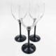 Luminarc-wijnglas-zwarte-voet-warenhuis-strant
