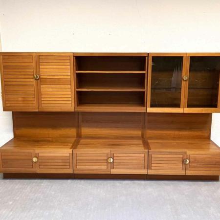 Vintage wandkast scandinavisch met glas en gouden greepjes