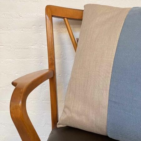 Kussen beige blauw visgraat motief