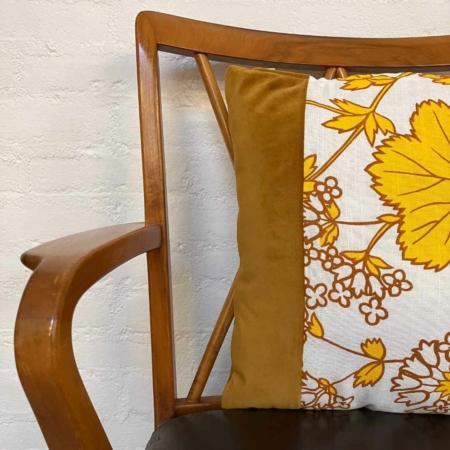 Kussen collectie Dåtid okergele bloem fluweel