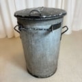 oude zinken vuilnisbak brocante